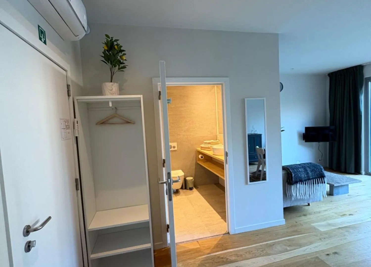 Cozy Guestroom Near City Center Bruges Apartment